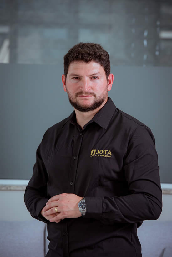 Sócio da Jota Contabilidade atendendo clientes empresariais