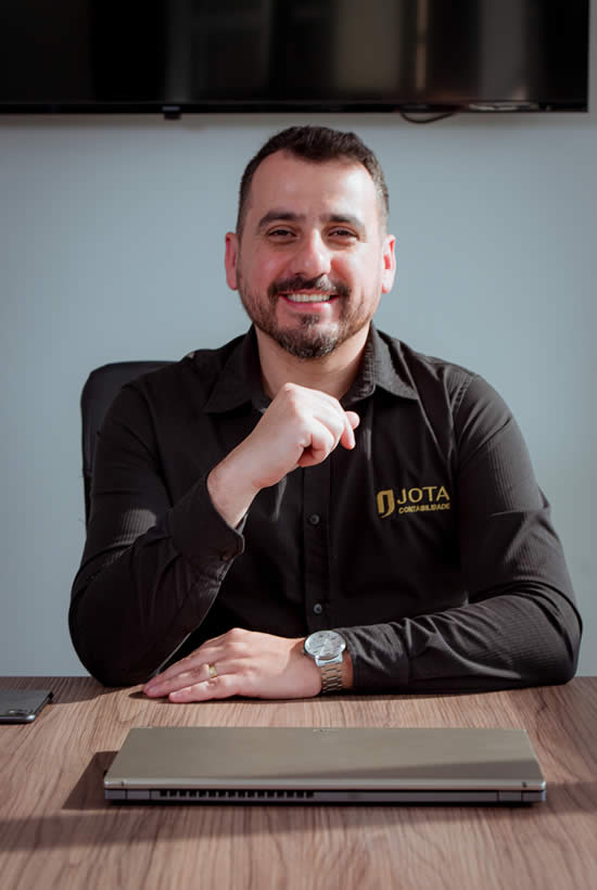 Contador especialista da Jota Contabilidade em atendimento consultivo